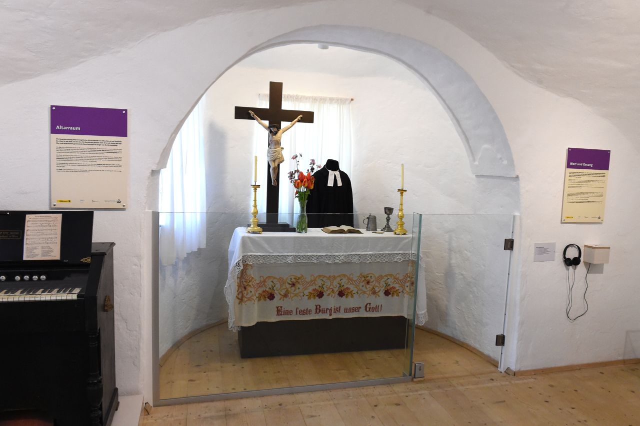 Ausstellung in einer rekonstruierten lutherischen Kapelle